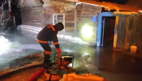 В Барнауле коммунальщики устраняют повреждение на водопроводе