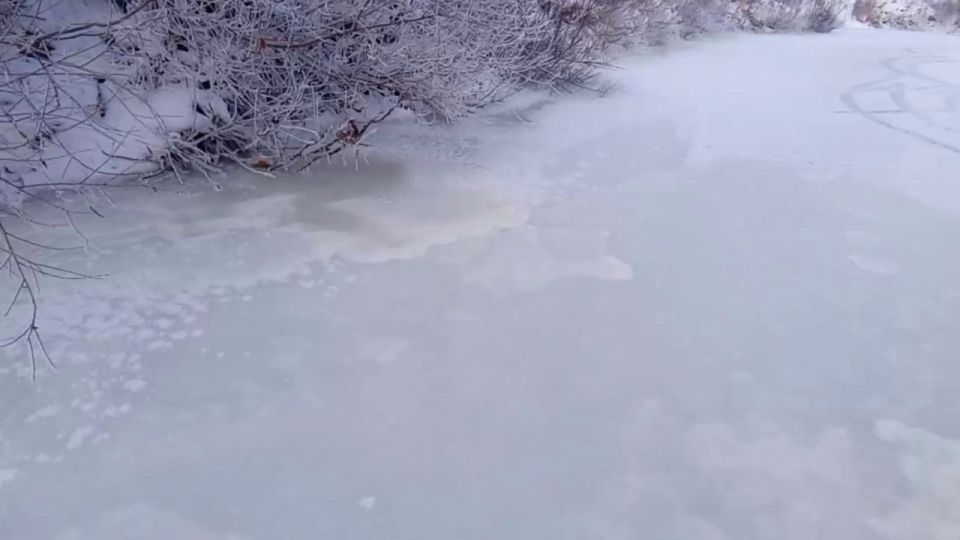 Разлив на поверхности льда в русле Барнаулки. Декабрь 2022 года