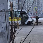 В Барнауле на перекрестке маршрутка впечатала Газель в столб