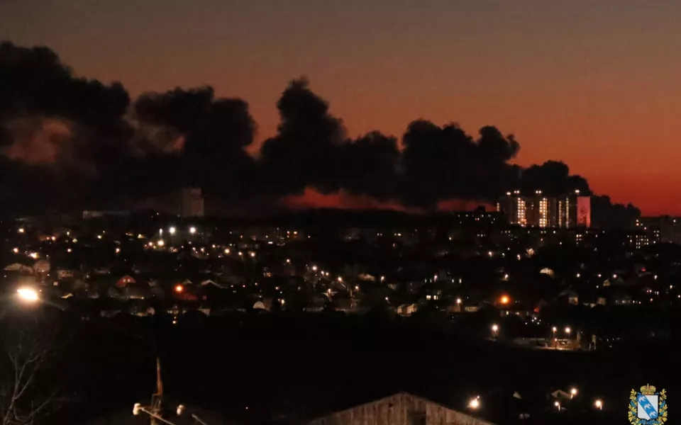 Из-за атаки беспилотника загорелся нефтенакопитель около курского аэродрома