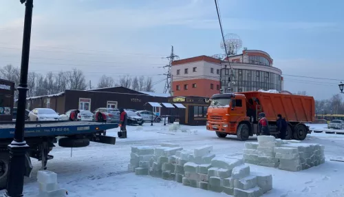 В Барнауле на Мало-Тобольской возводят новогодний городок