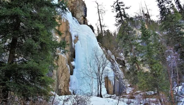 Туристы восхитились красотой замерзшего Камышлинского водопада на Алтае