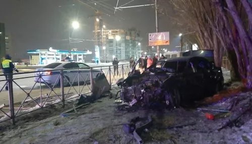 В Новосибирске в жестком ДТП загорелся автомобиль и погибла молодая девушка