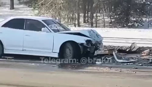 В Барнауле в лобовом столкновении разбились белые легковушки