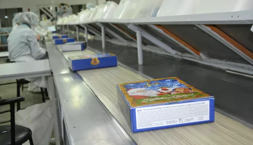 Почти 100 тонн: в Алтайском крае завершается производство новогодних подарков