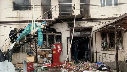 В Ингушетии после взрыва газа в торговом центре начался пожар