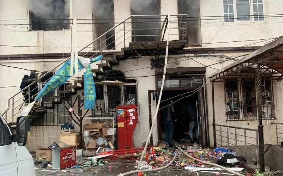 В Ингушетии после взрыва газа в торговом центре начался пожар
