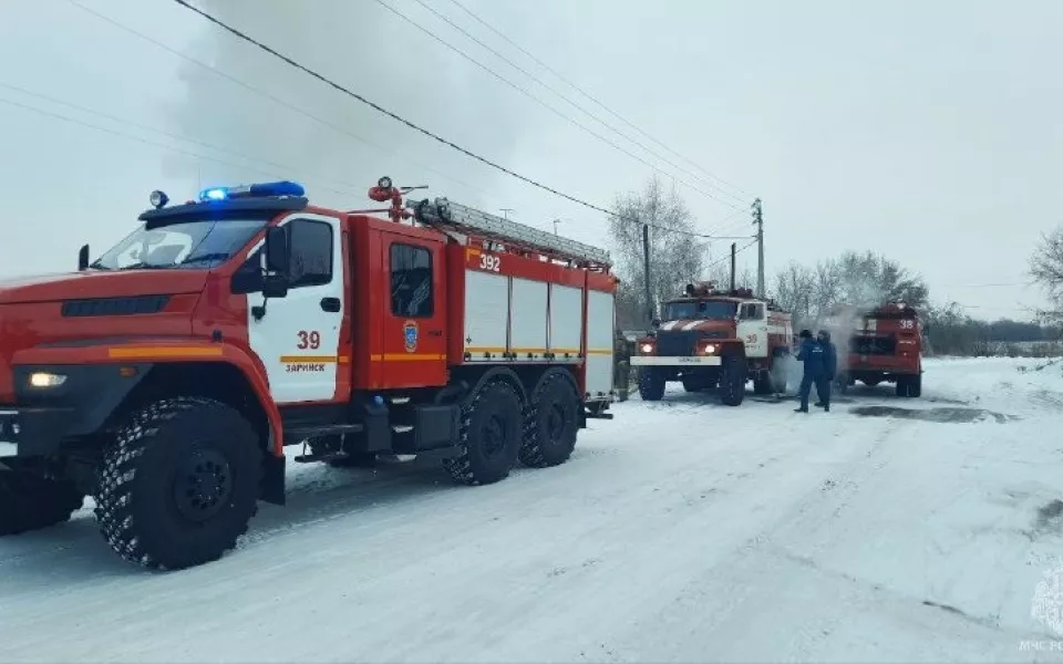 Женщину и мужчину-инвалида спасли из пожаров в Алтайском крае