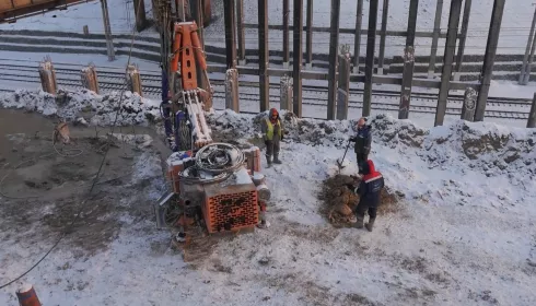 На месте будущего моста на Новом рынке в Барнауле начали укреплять грунт