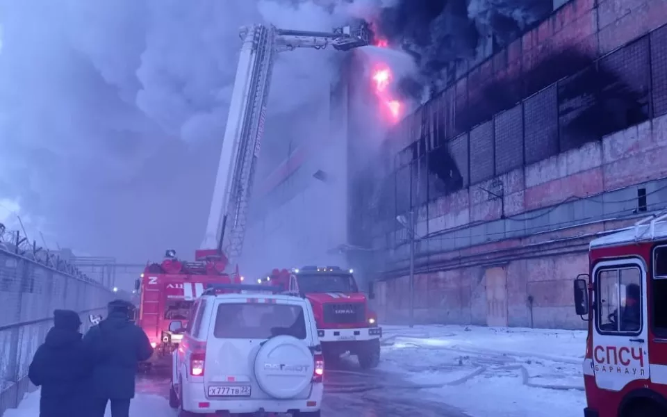 Появились подробности и видео пожара на шинном заводе в Барнауле