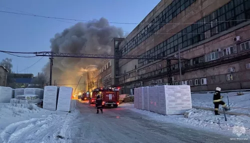 Троих работников предприятия спасли на пожаре в промзоне Барнаула
