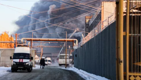 Мощное задымление и вой сирен: как в Барнауле тушат шинный завод. Фоторепортаж