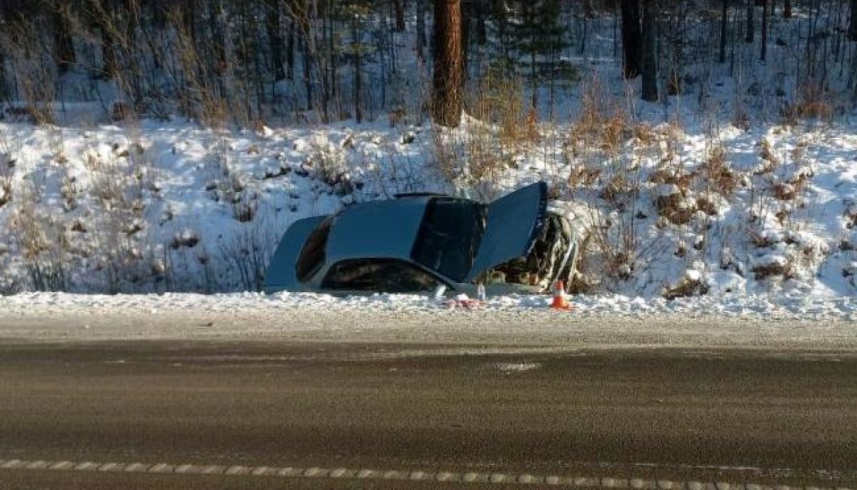 Водитель из Алтайского края врезался в скалу на Чуйском тракте - Толк  09.12.2022