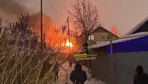 В Барнауле поздно вечером сгорел дом в частном секторе