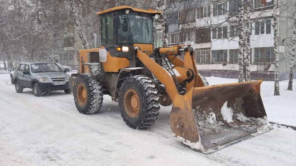 Очистка снега в Барнауле 