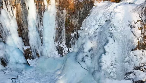 Как выглядит знаменитый водопад Корбу на Алтае зимой. Фото