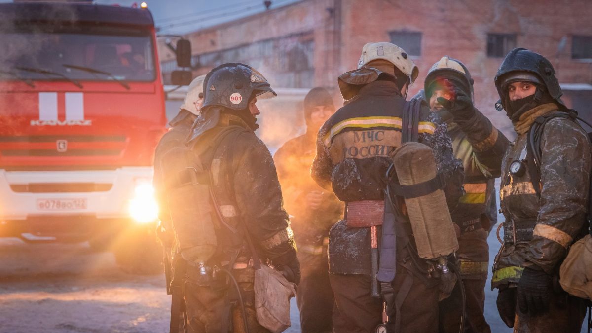Пожарные на шинном заводе утром 10 декабря