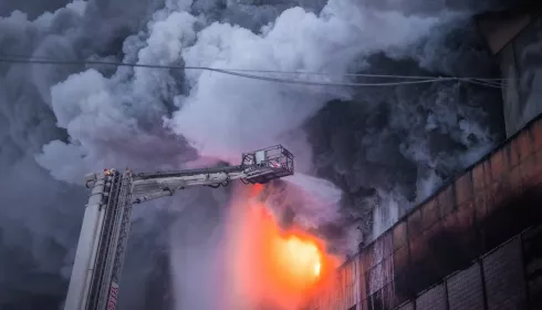 Спасатели рассказали подробности экстремального тушения пожара на шинном заводе