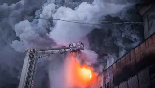 Спасатели рассказали подробности экстремального тушения пожара на шинном заводе