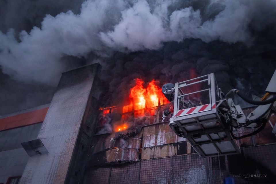 Пожарные во время тушения шинного завода 9 декабря