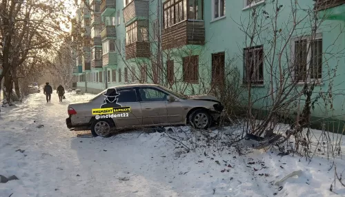 В Барнауле легковушка едва не протаранила дом после ДТП