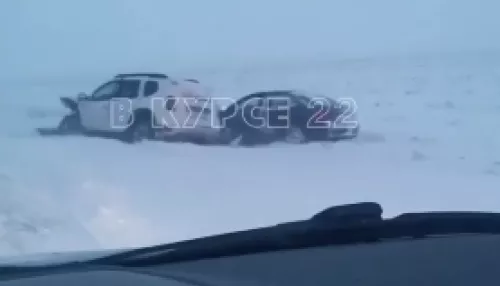 Четыре автомобиля слетели в кювет на заметенной трассе в Алтайском крае
