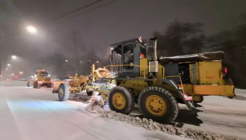 В Барнауле в снегопад техника круглосуточно чистит дороги