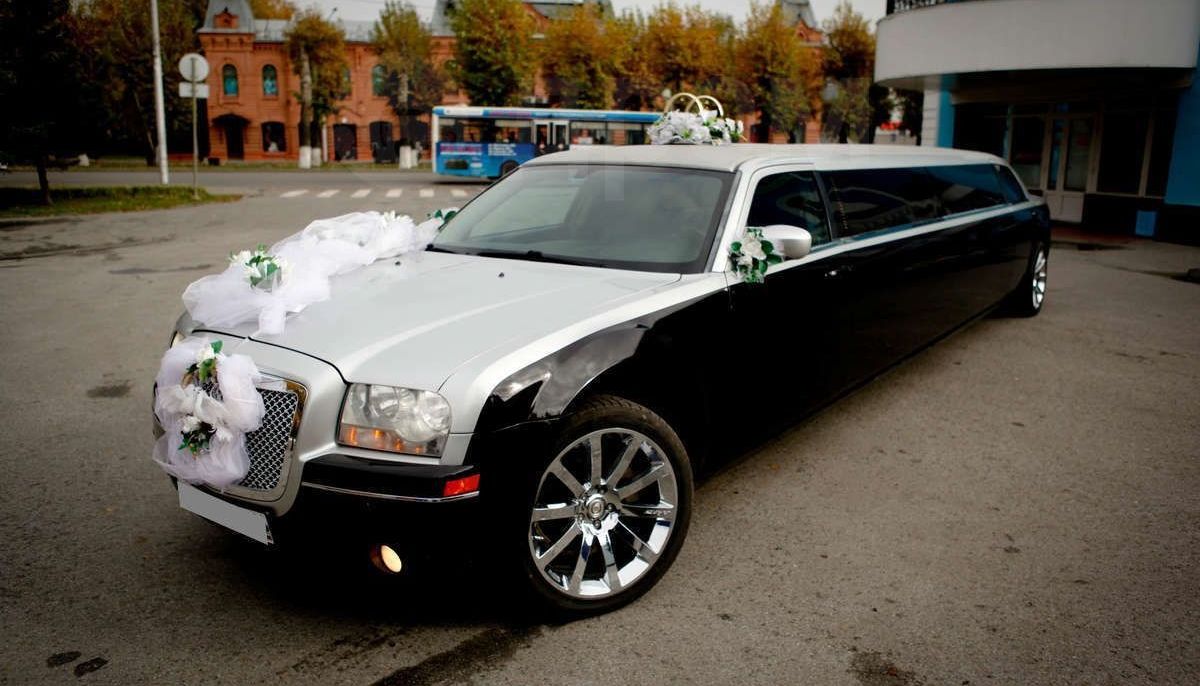 Черный лимузин Chrysler 300