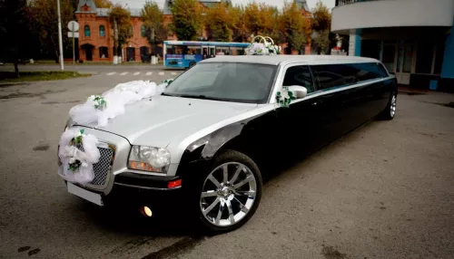 В Барнауле продают лимузин Chrysler с неоновой подсветкой салона и баром