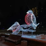 Святящиеся снегири и упряжка оленей: как Барнаул украшают к Новому году