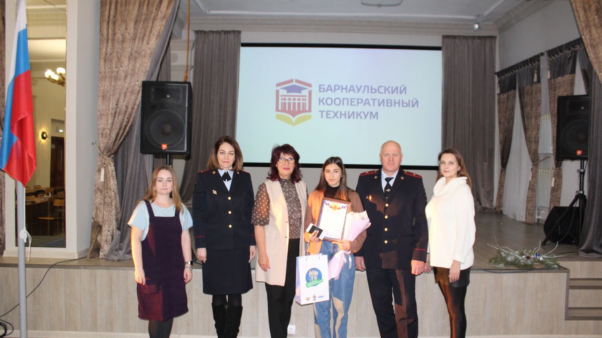 Награждение студентки в Барнауле