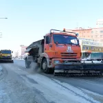Барнаульские дорожники ночью рассыпали по городу более 150 тонн реагентов
