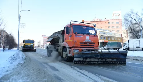 Барнаульские дорожники ночью рассыпали по городу более 150 тонн реагентов