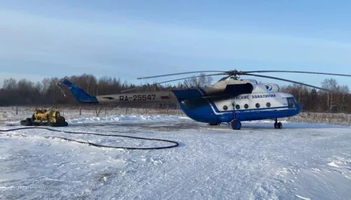 Вертолет Алтайских авиалиний перед взлетом хвостом зацепил обогреватель