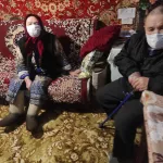 Спасаются валенками. Пожилые люди замерзают в многоквартирном доме в Павловске