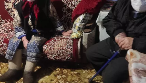 Спасаются валенками. Пожилые люди замерзают в многоквартирном доме в Павловске