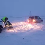В Алтайском крае иномарка увязла в снегу на трассе