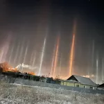 Жители Алтайского края запечатлели в небе световые столбы