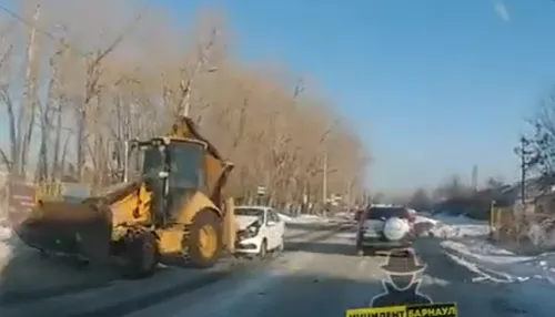 В Барнауле на дороге легковушка впечаталась в экскаватор