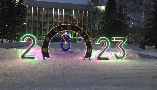В Бийске напротив администрации соорудили новогоднюю фотозону