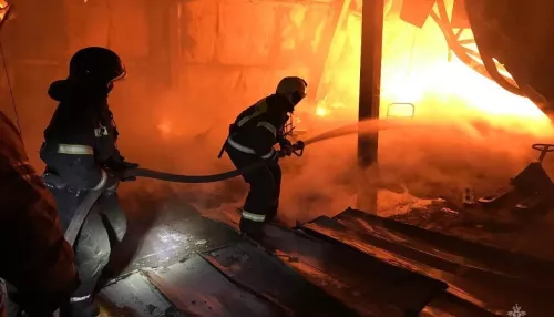 Крупный пожар на двух тысячах квадратов произошел во Владивостоке
