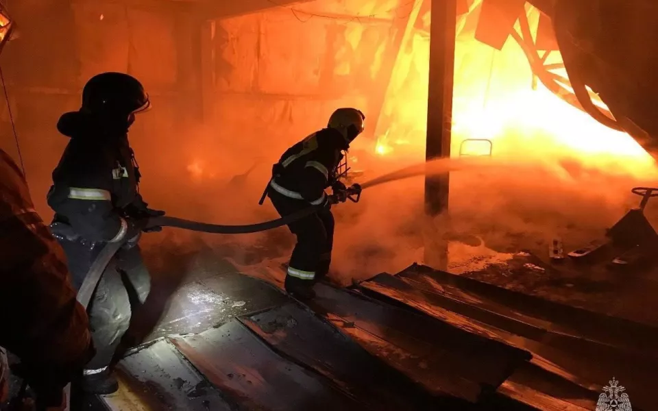 Крупный пожар на двух тысячах квадратов произошел во Владивостоке