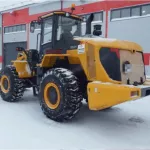 В Алтайском крае водитель погрузчика во время уборки снега переехал мужчину
