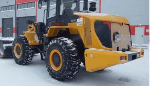 В Алтайском крае водитель погрузчика во время уборки снега переехал мужчину