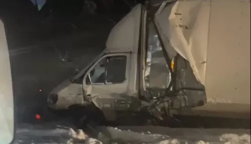 Грузовик отбросило в кювет на заснеженной трассе Новосибирск – Барнаул