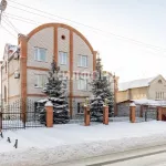 В Барнауле за 21 млн рублей продают дом с цветными комнатами и гаражом для фуры