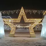 В Барнауле добавляют последние штрихи к новогоднему городку на Мало-Тобольской