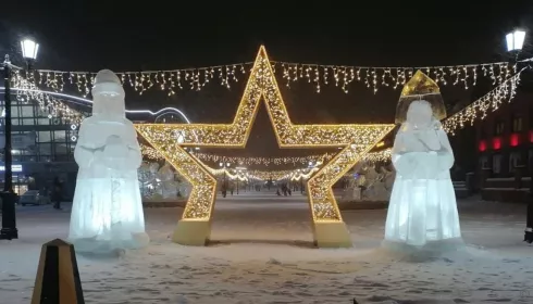 В Барнауле добавляют последние штрихи к новогоднему городку на Мало-Тобольской