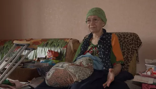 В Барнауле одинокая пенсионерка на костылях добивается места в пансионате