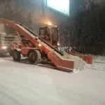 В Барнауле дорожники в метель борются с переметами и снежными накатами